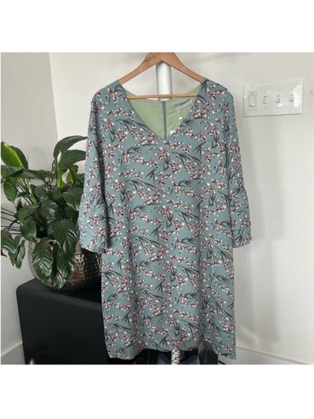NWT women’s Floral plus Dress Sz XXL Blue Gray Bell Sleeves V neck